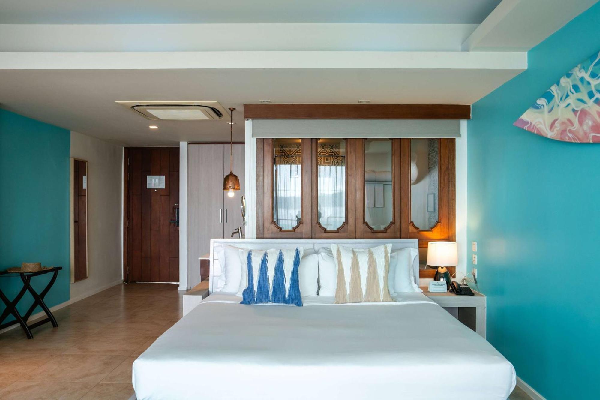 Zenmaya Oceanfront Phuket, Trademark Collection By Wyndham Patong Exterior foto A bedroom at the hotel